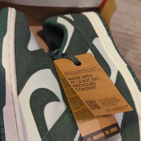 Nike women's size 6 dunk low vintage green new with box - Picture 2 of 3